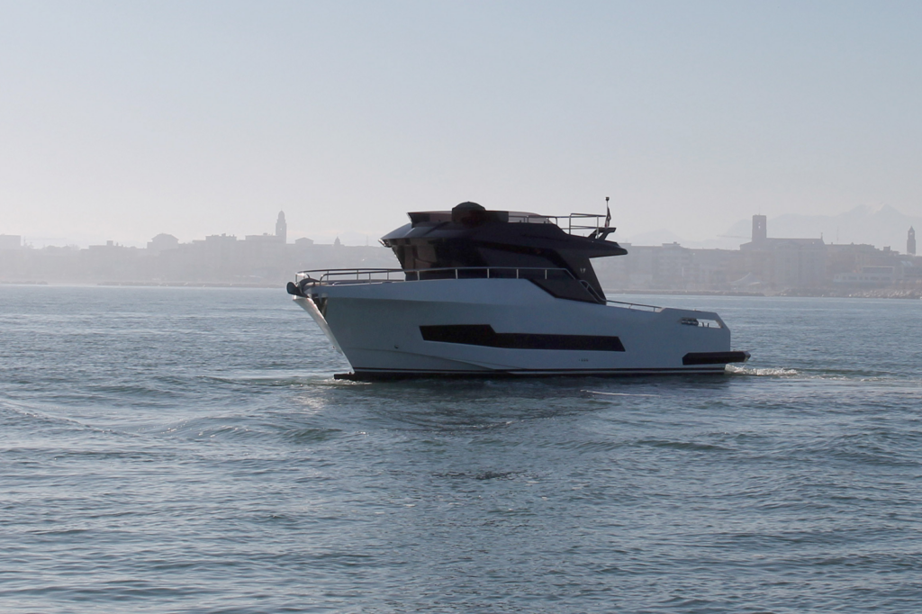 MUNSTAGO NAVETTA VOYAGER 46 DUAL WAVE - NAVIGAZIONE